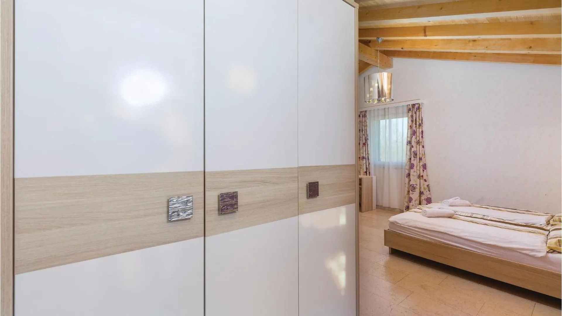 Gorgeous Home In Rezanci With Jacuzzi Croatia
