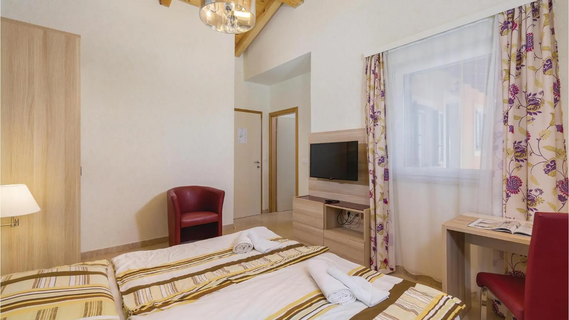 Gorgeous Home In Rezanci With Jacuzzi Croatia