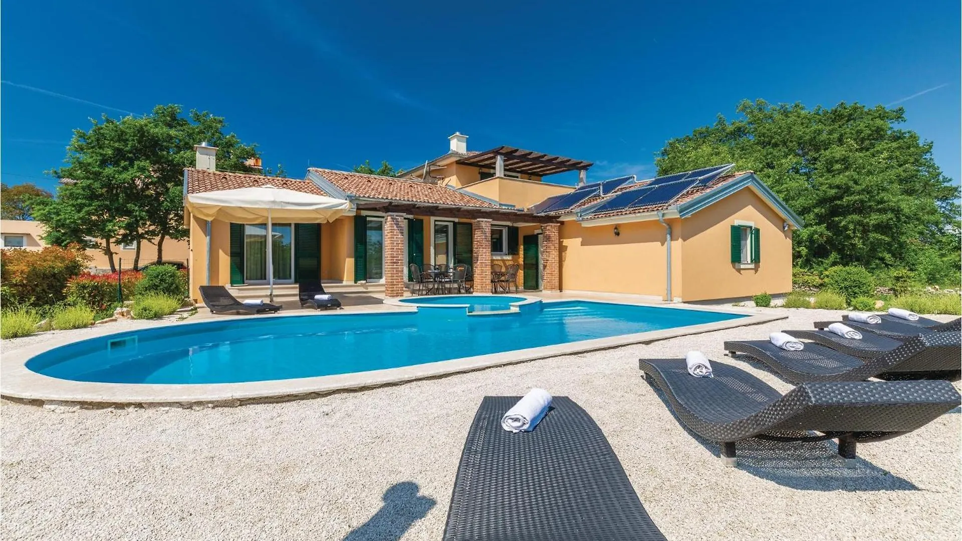 Gorgeous Home In Rezanci With Jacuzzi 0*,